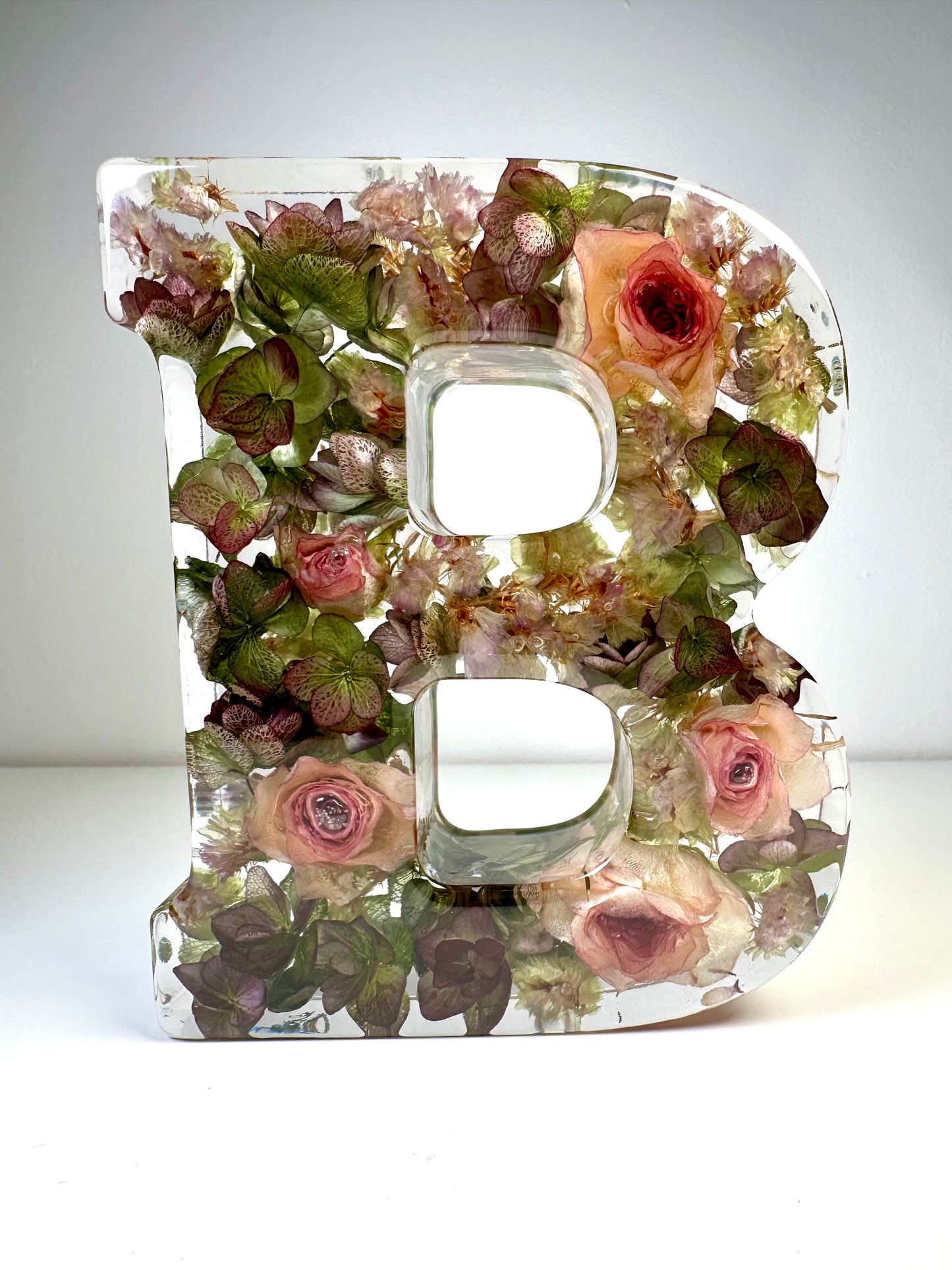 Lettre majuscule ,fleurs séchées en resine.