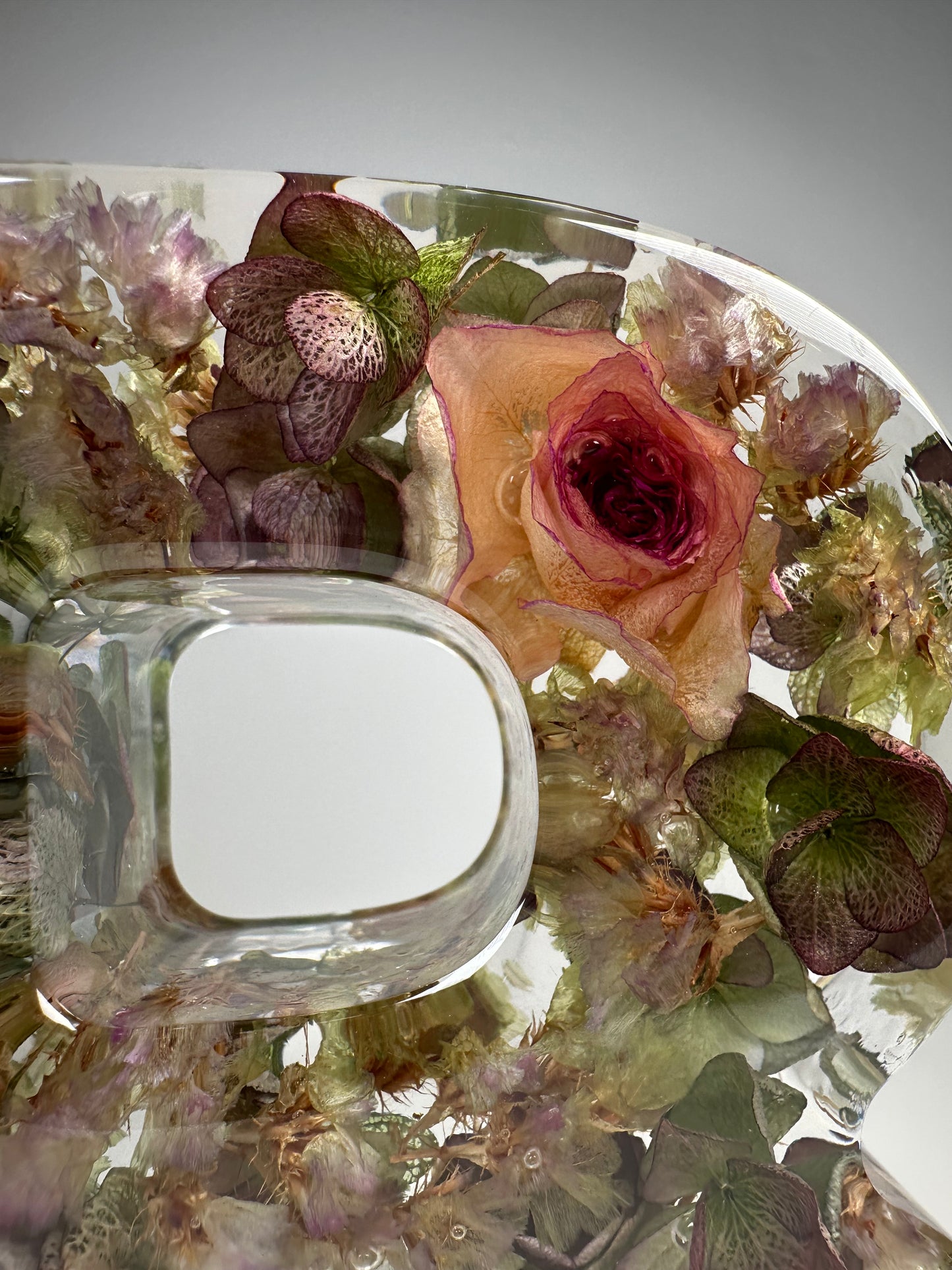Lettre majuscule ,fleurs séchées en resine.