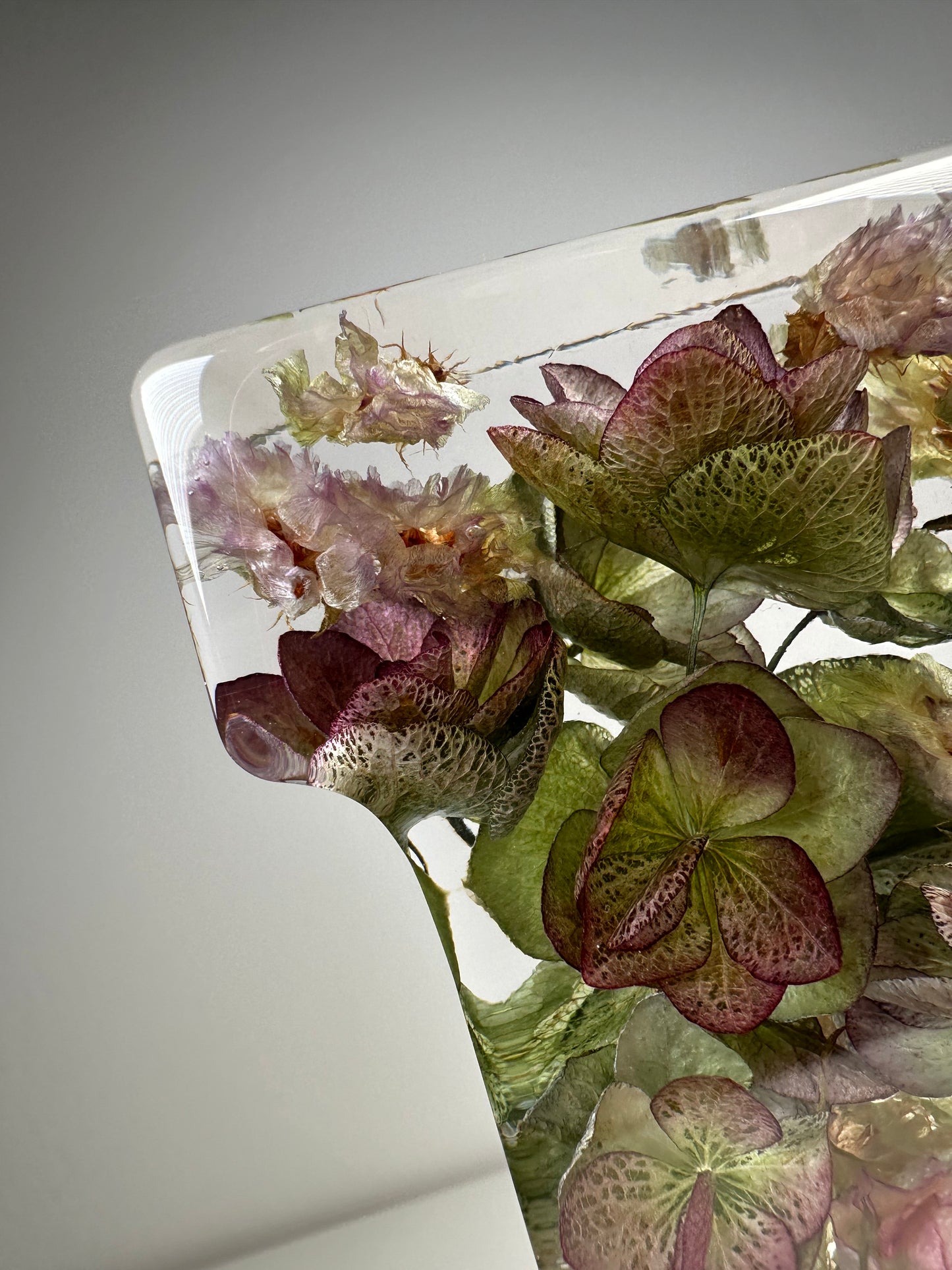 Lettre majuscule ,fleurs séchées en resine.