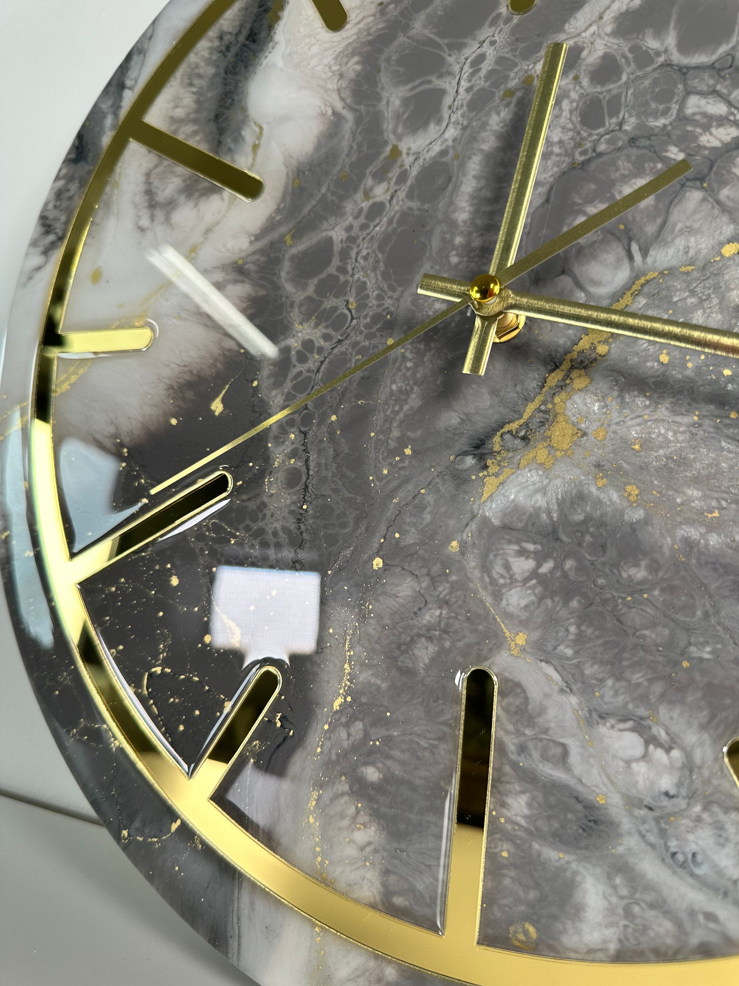 Horloge Murale en Résine Époxy l'effet marbre.