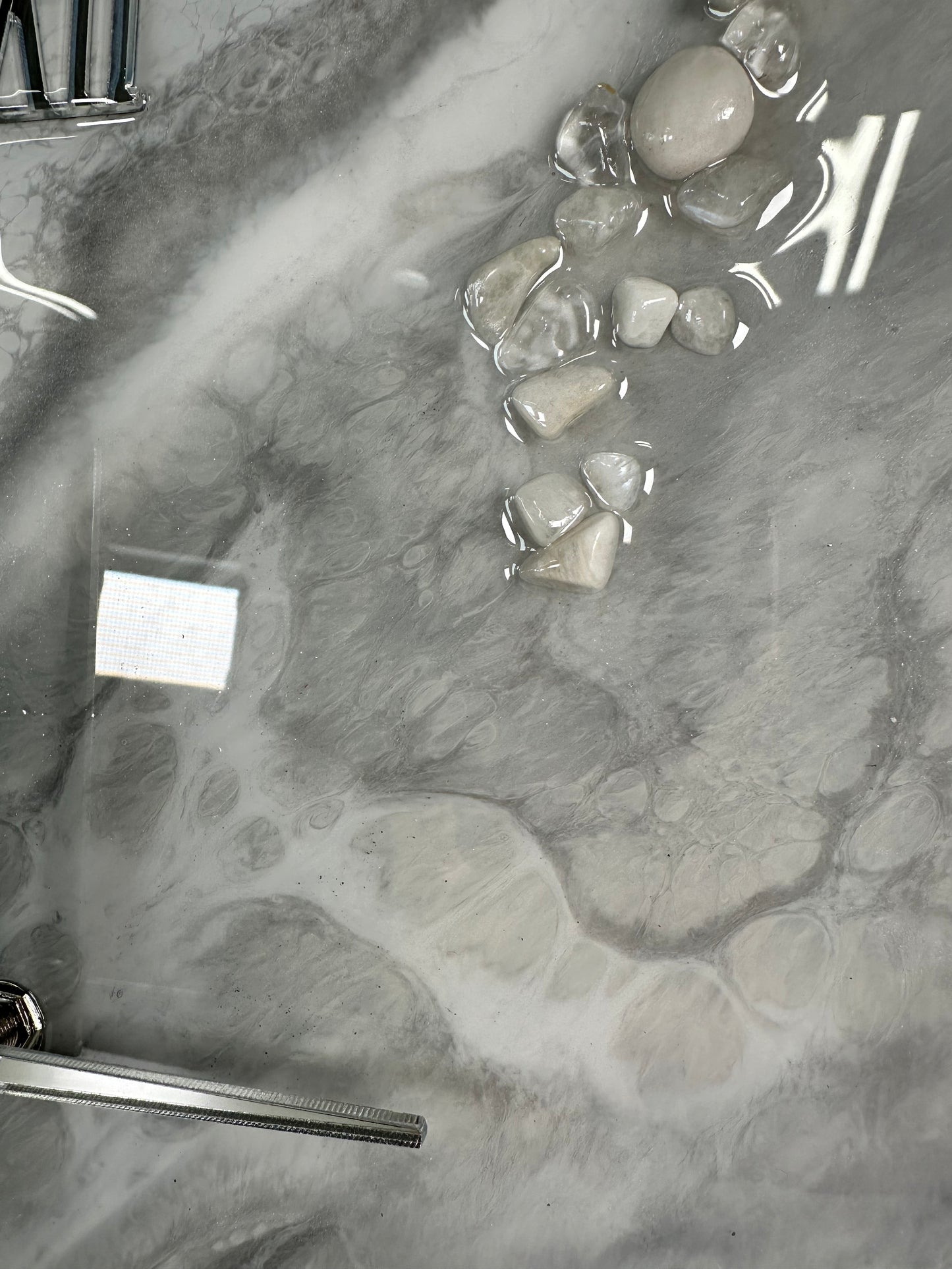 Horloge murale artisanale en résine époxy effet marbre -Design moderne.