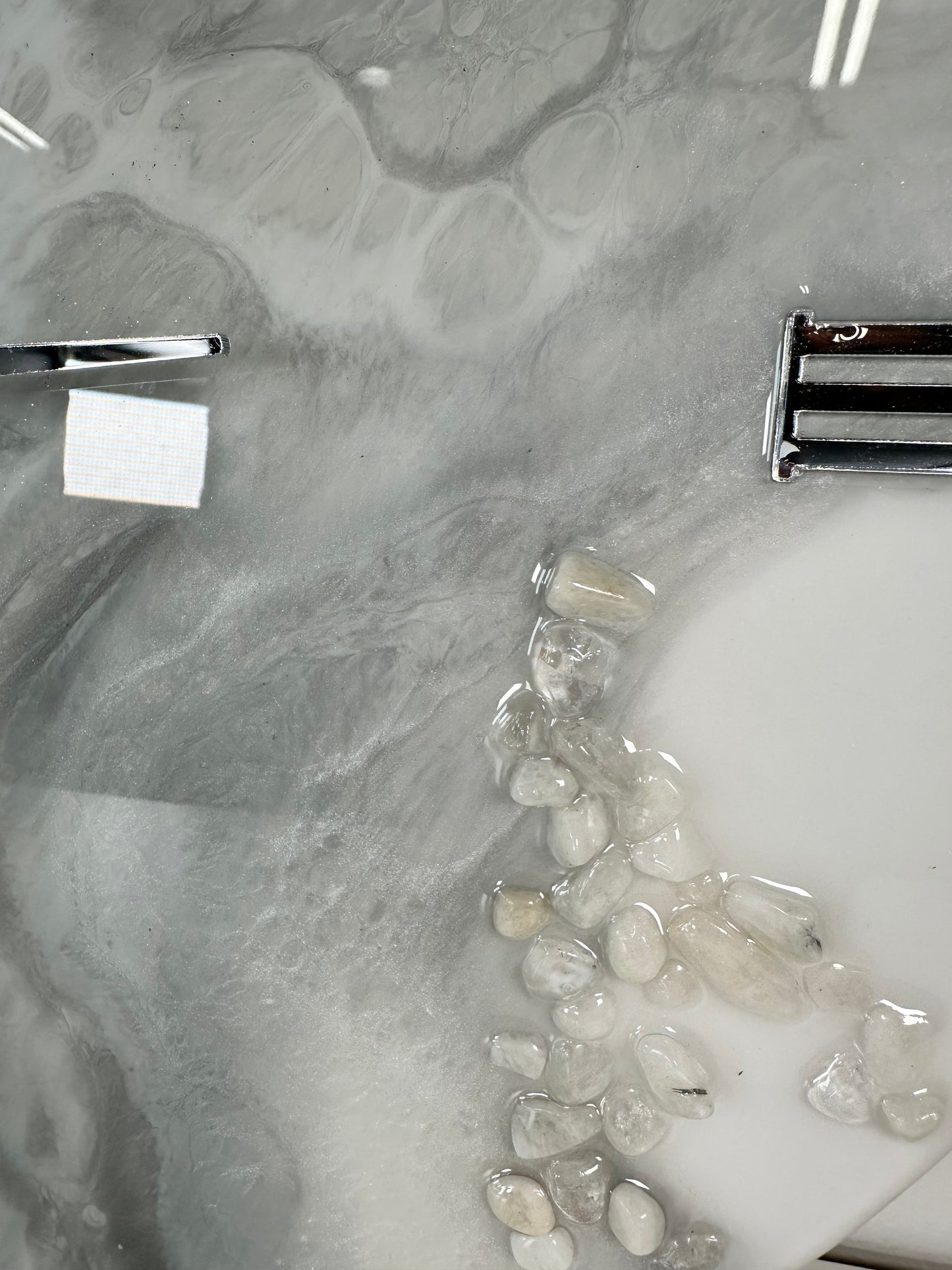 Horloge murale artisanale en résine époxy effet marbre -Design moderne.