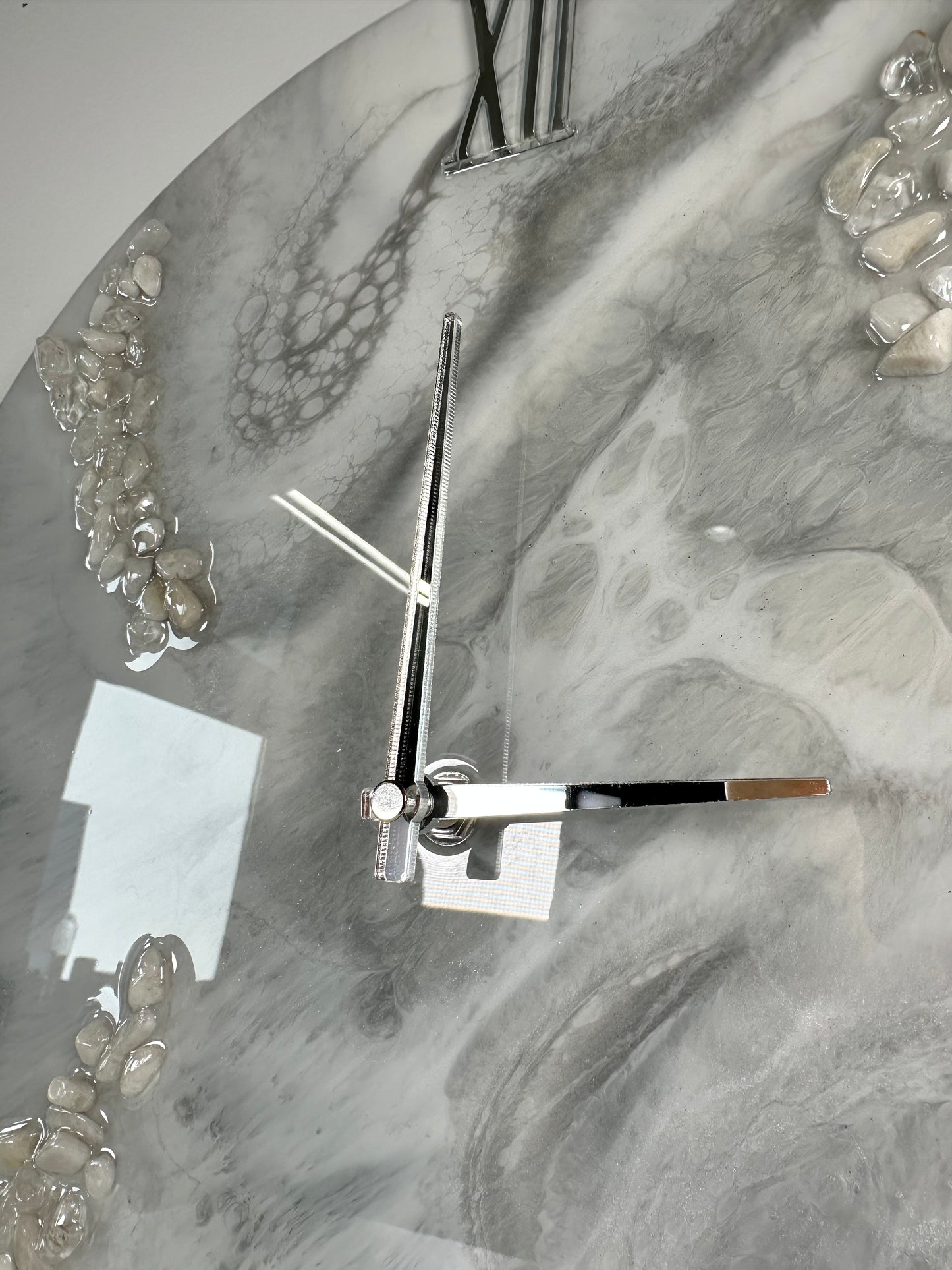 Horloge murale artisanale en résine époxy effet marbre -Design moderne.