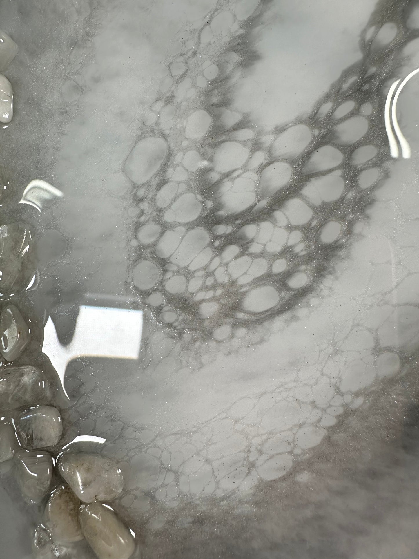 Horloge murale artisanale en résine époxy effet marbre -Design moderne.