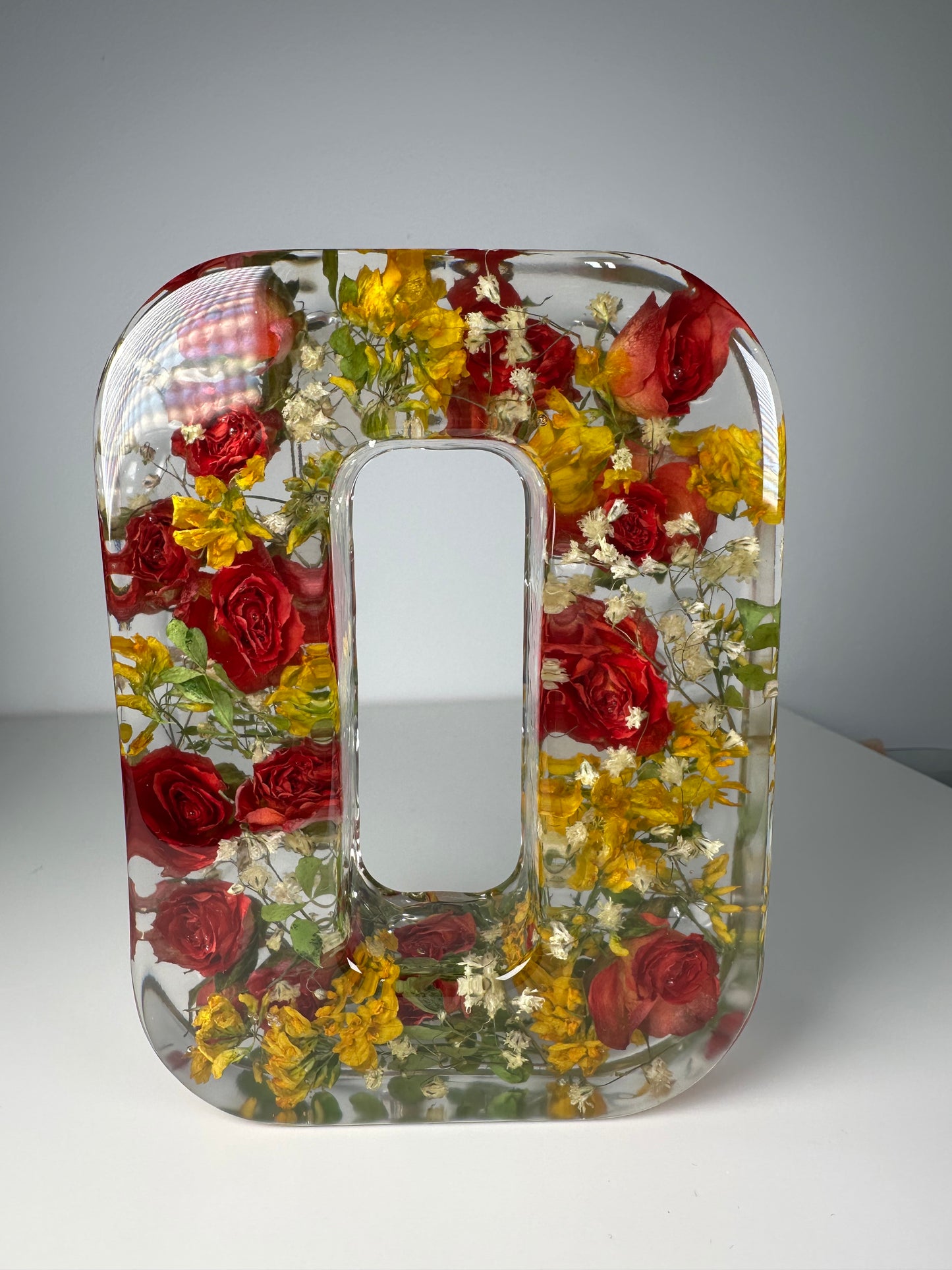 Lettre majuscule ,fleurs séchées en resine.