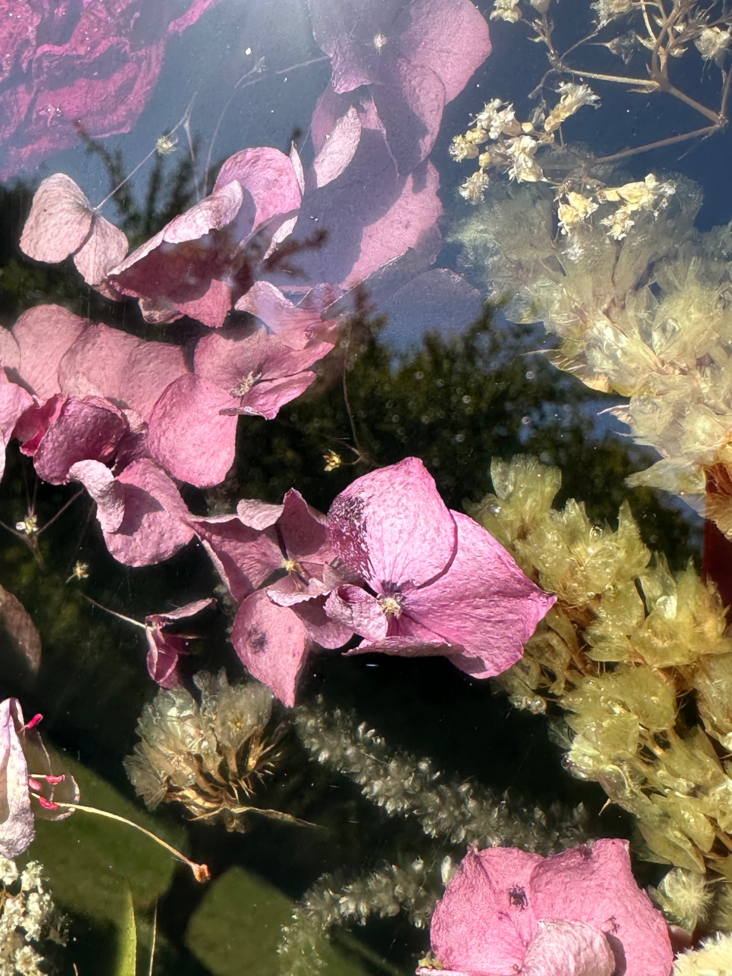 Horloge murale artisanale en résine avec les fleurs séchées.