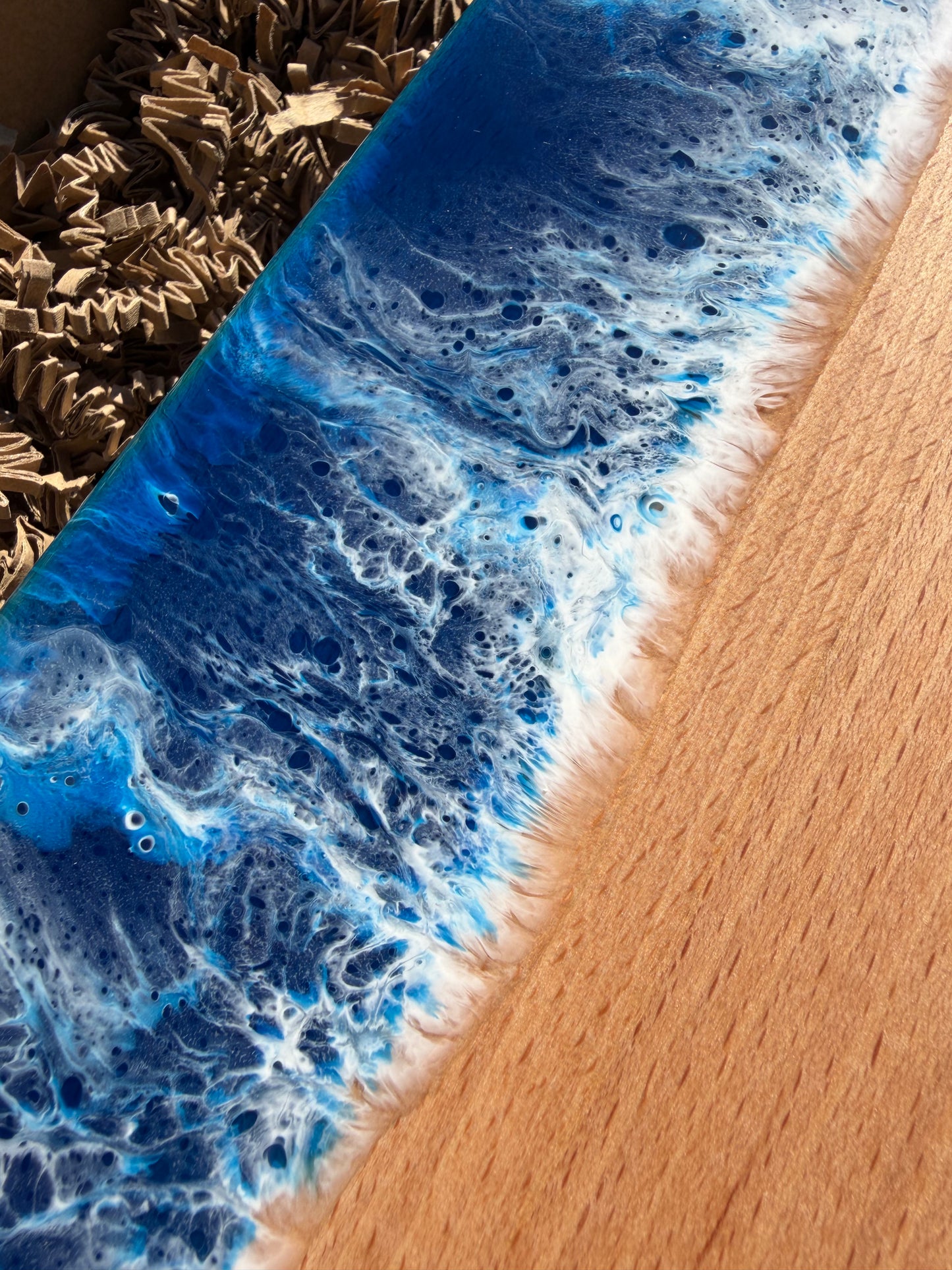 Planche artisanale en bois & résine époxy – Effet vague
