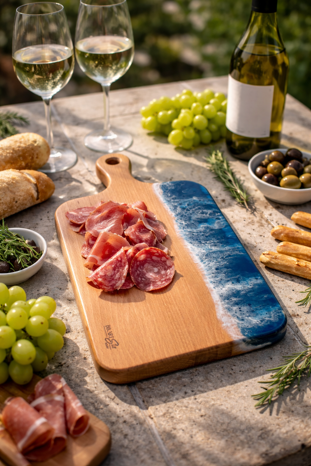 Planche artisanale en bois & résine époxy – Effet vague